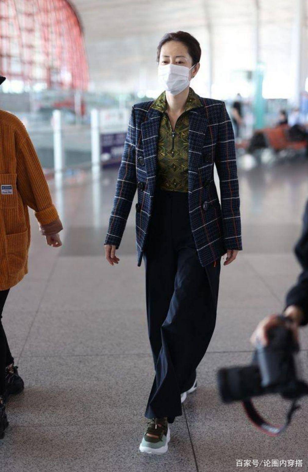 刘敏涛 刘敏涛真不服老，格纹西服外套配花衬衫，轻松展现复古风采