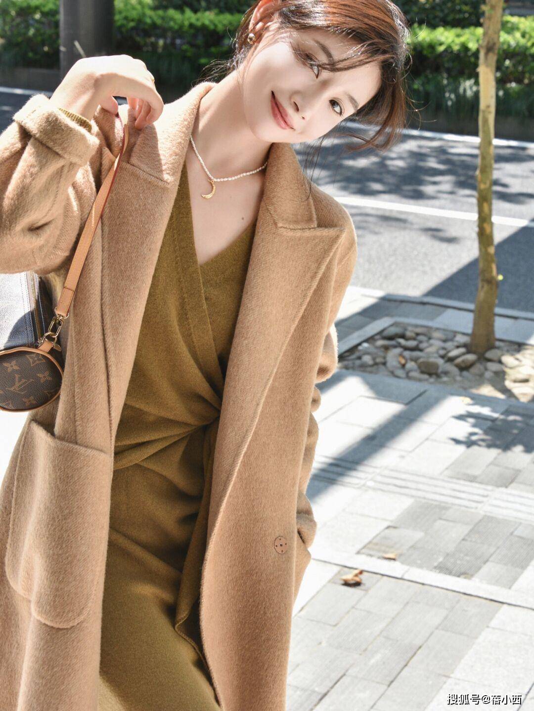 上装 真正懂时尚的女人，秋季穿搭首选“大地色”衣服，知性优雅又高级