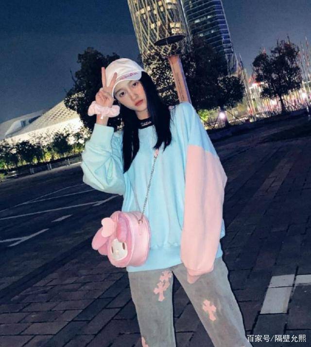 卫衣 关晓彤夜里逛街拍照，穿拼色卫衣年轻时尚，这大长腿真令人羡慕