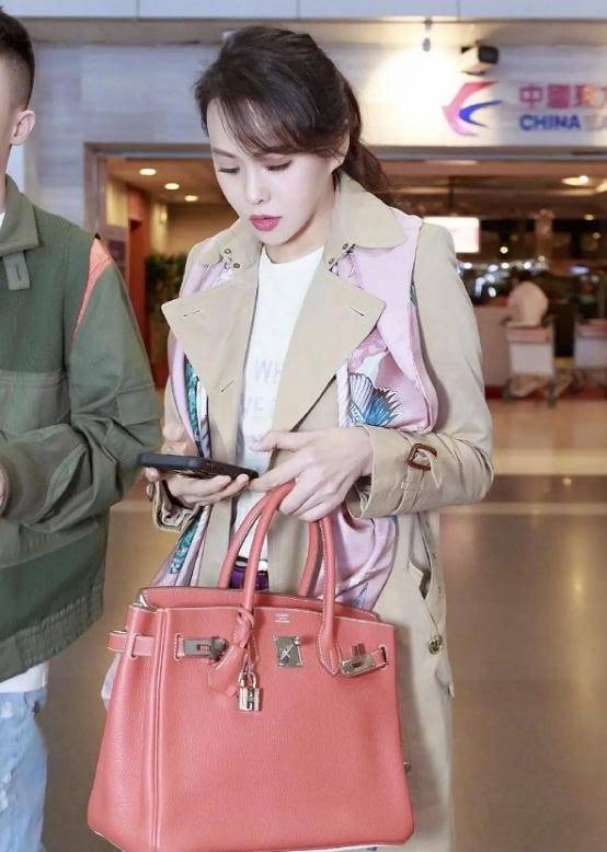 搭配衣服的丝巾高级 4aedf80bf1a44739a050d8b723ee1123.jpeg