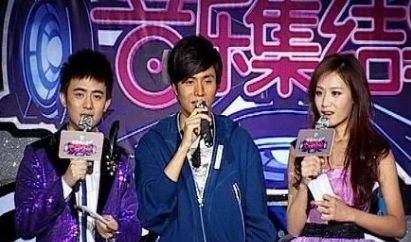 原创冯提莫在节目中被揩油19次，只能用笑容掩饰尴尬？连吴京都说过