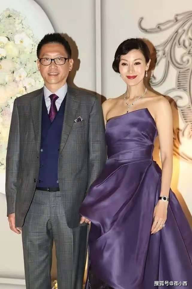 服装 李嘉欣不愧是最美“阔太”，穿紫色抹胸裙亮相，51岁这气质绝了