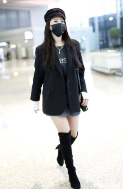 短裙 伊能静扮嫩成功，一套黑西服配小短裙，走在机场如同年轻小姑娘
