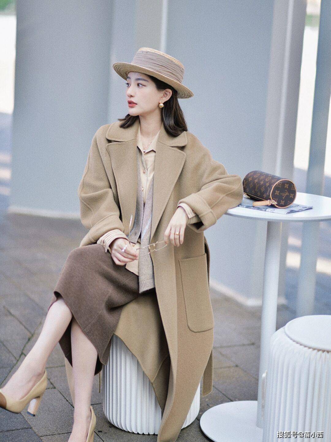 上装 真正懂时尚的女人，秋季穿搭首选“大地色”衣服，知性优雅又高级