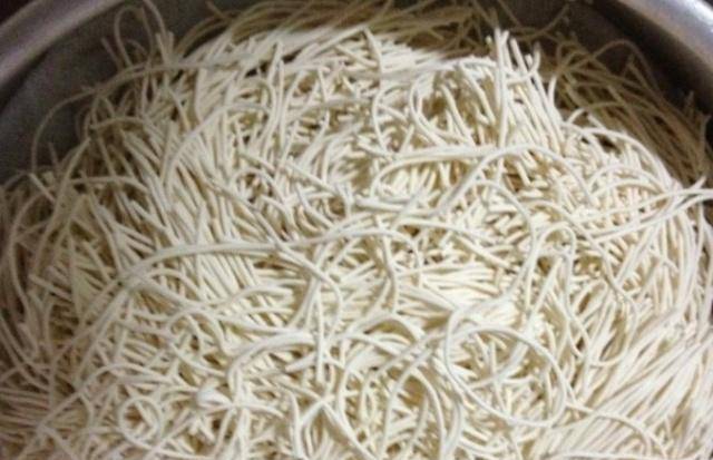 汤汁|做焖面老成坨?多加这一步,面条根根分明,口感更劲道