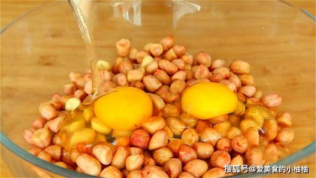 做法|花生米加2个鸡蛋,没想到这么好吃,外酥里脆,当零食下酒都可以