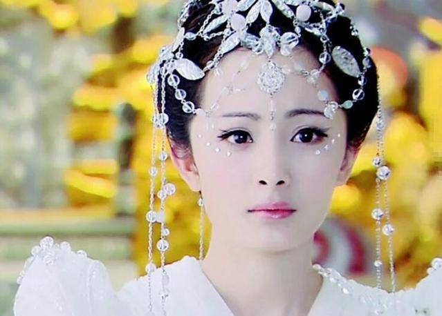 下半身 35岁杨幂生图也不能打了，高清镜头下毛孔粗大，高开叉裙秀小鸟腿