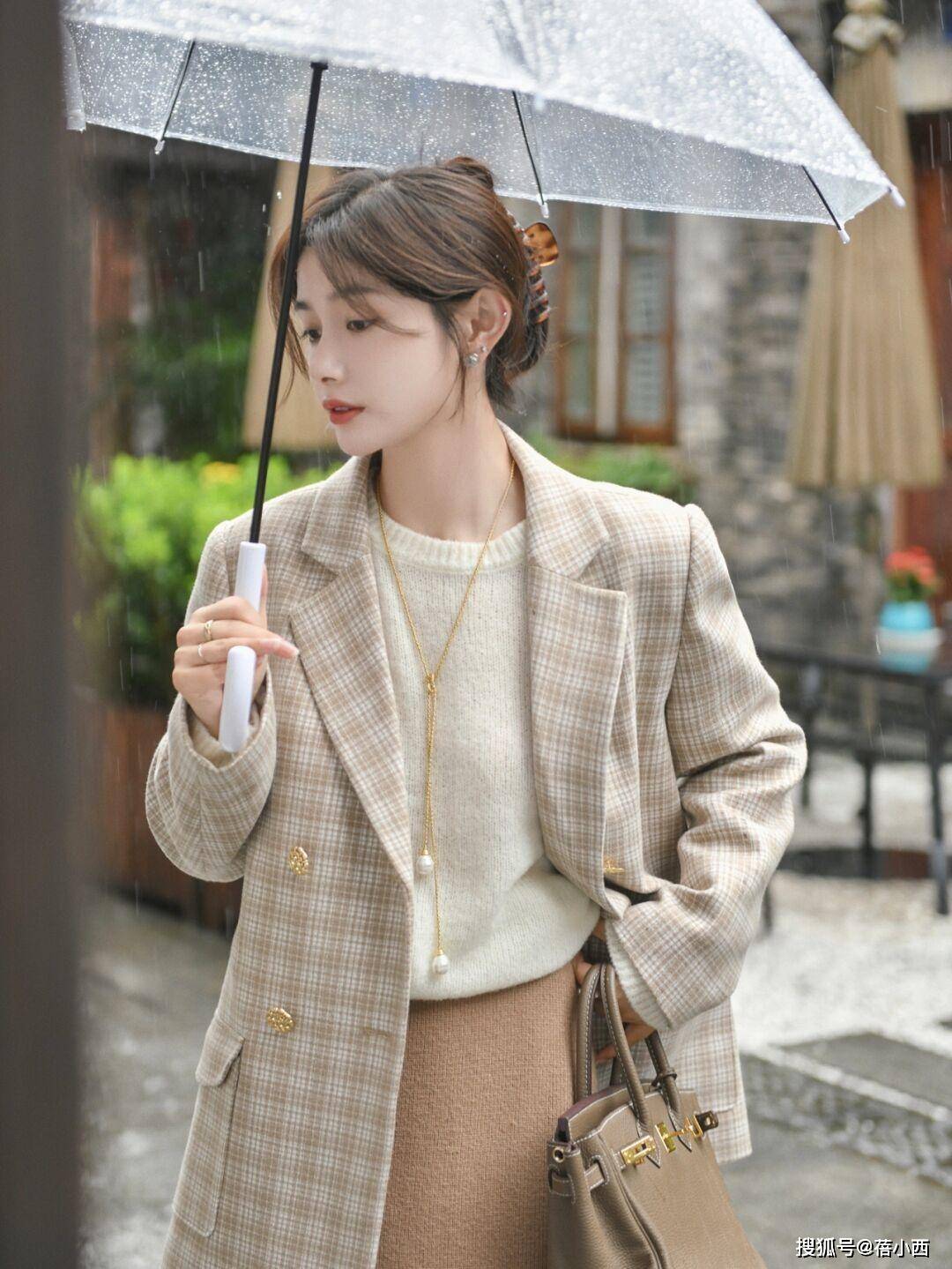 上装 真正懂时尚的女人，秋季穿搭首选“大地色”衣服，知性优雅又高级