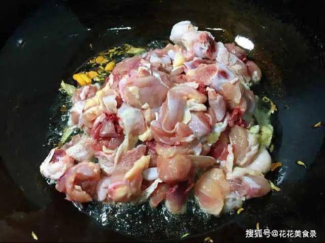 炒鸡肉时，千万别直接焯水，65岁老大厨教你鸡肉嫩滑多汁的秘诀
