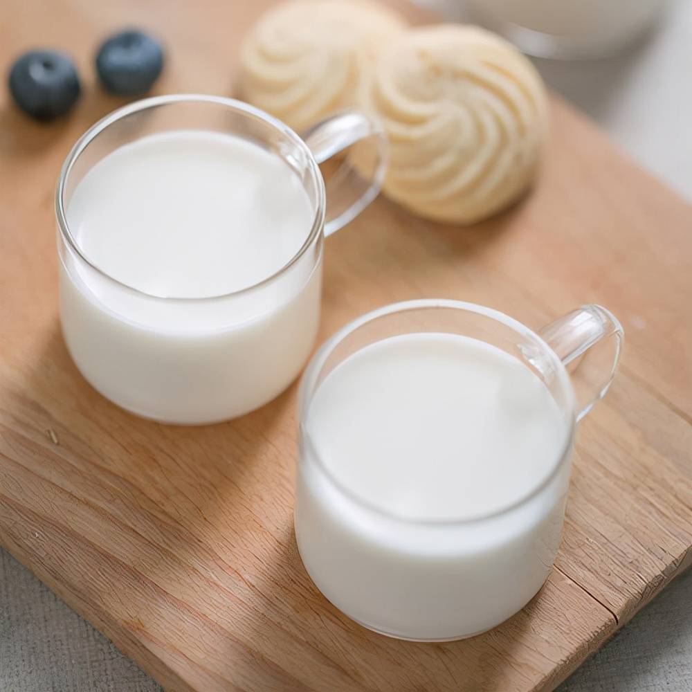 《中国居民膳食指南》建议人们每天应该喝一到两杯牛奶.