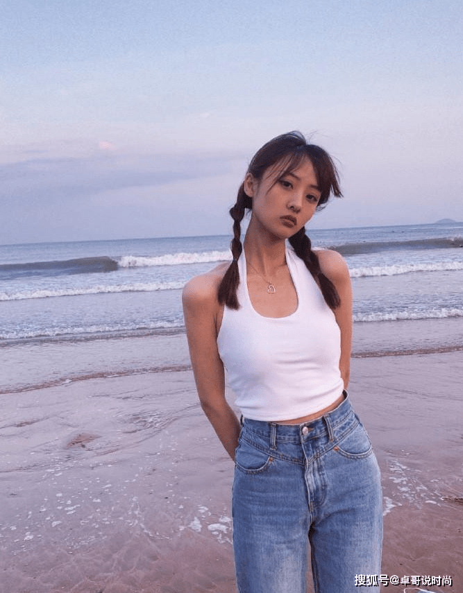 颜色 甜美动人的小姐姐,穿衣秀身材,网友:恋爱了