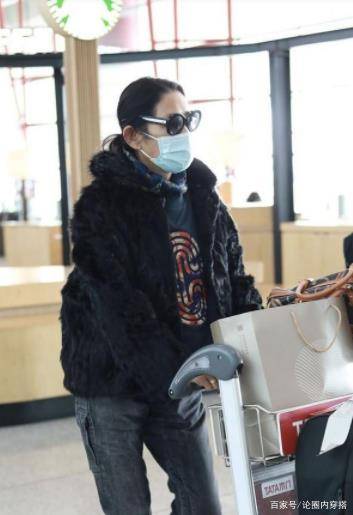 下半身 倪萍不愧是央视主持气质第一人,黑皮草穿扮现身,不土反而时髦