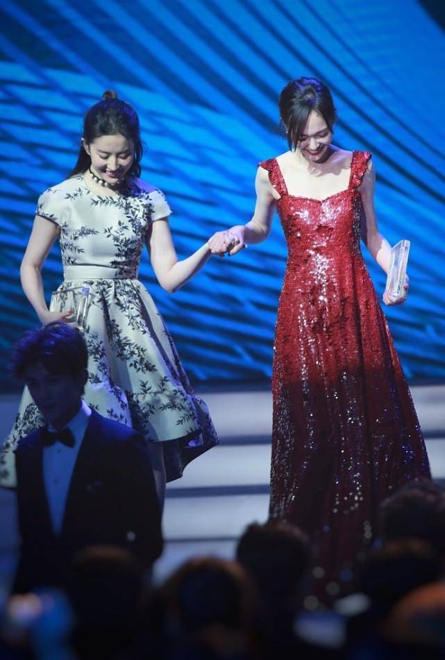 身材 刘亦菲真挺在乎闺蜜唐嫣的，两人牵手走，一个朴素一个似公主