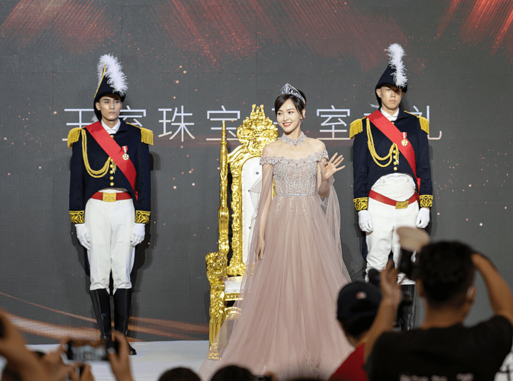 仙女 路人镜头下的唐嫣都能美到心坎里，穿粉裙配王冠，是公主也是女王