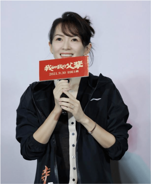 关键 章子怡换新发型变化大不敢认！成导演坐C位派头足，穿开衫好温柔