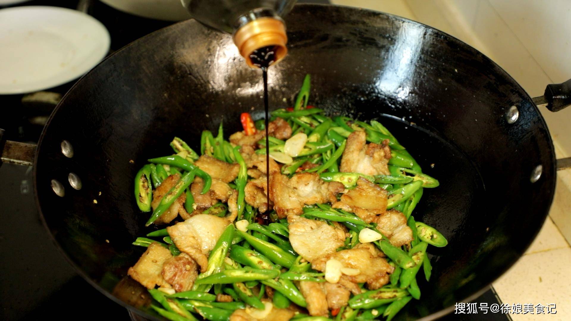 做法|做农家小炒肉，先炒辣椒还是先炒肉？大厨教你正确做法，香辣下饭