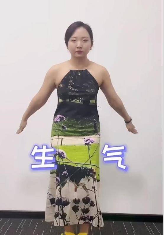 身材 辣目洋子无视微胖身材，穿紧身裙晒自拍照，肉都有点“溢出来”了