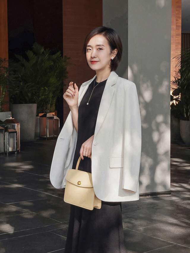 女生 几款适合普通人的西服外套，搭配蓝色衬衫随性有气质，谁穿谁好看