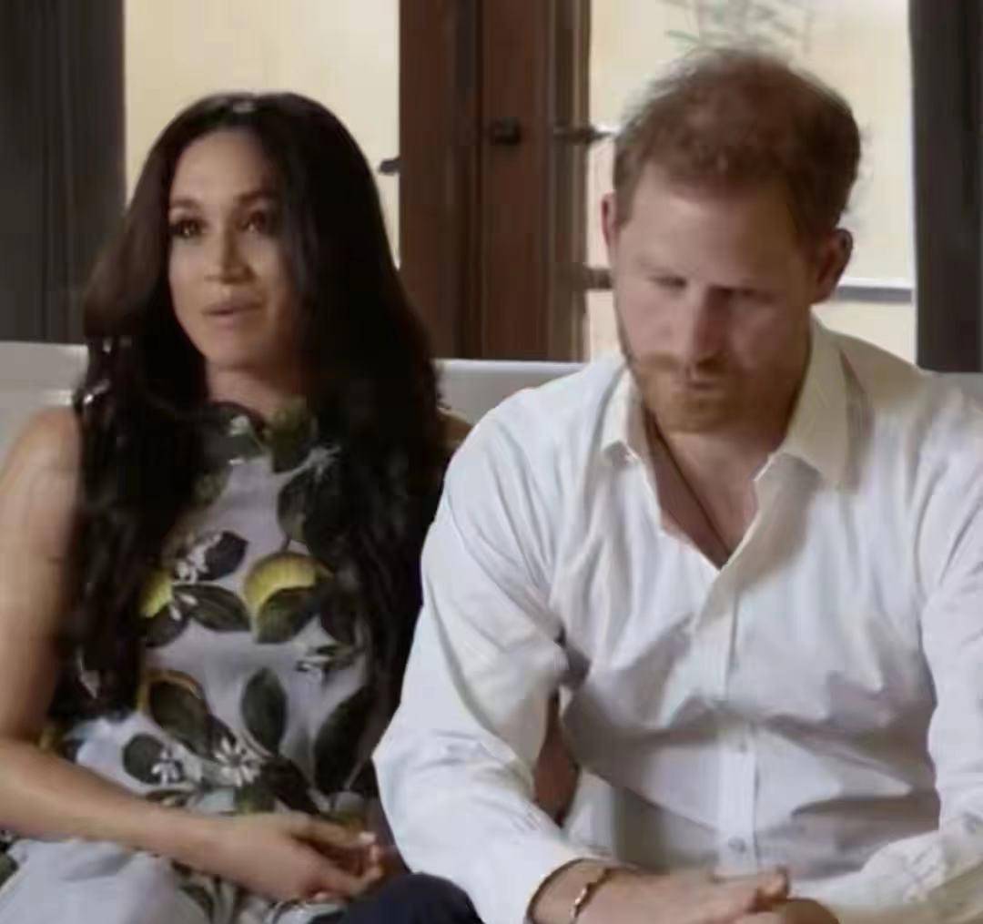 黑色 梅根高调复出！凹英王室造型哈里却没了王子自信，笑容都模仿凯特