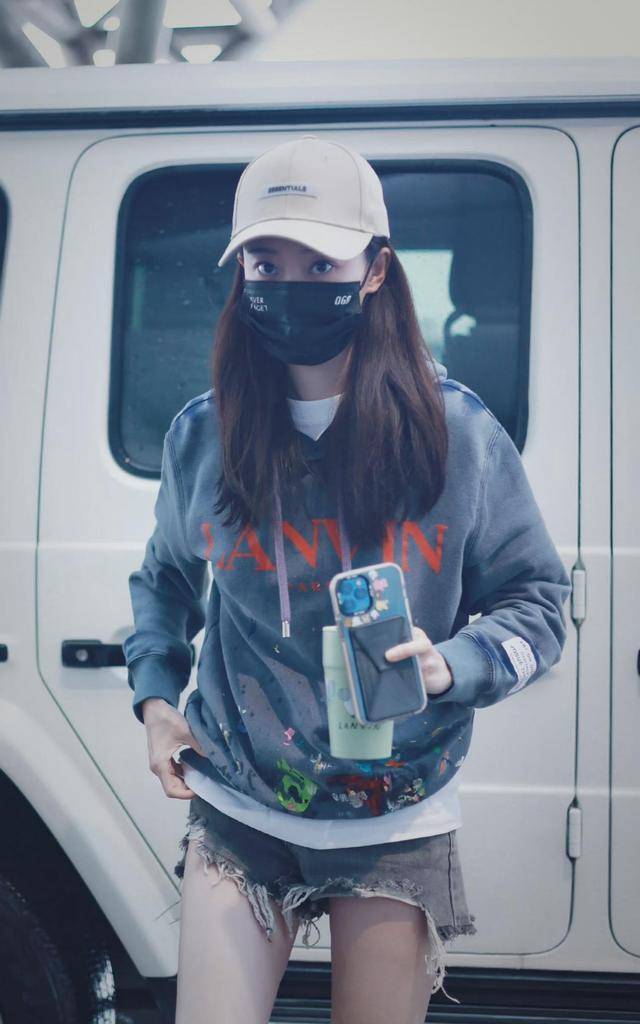 卫衣 张小斐穿搭另类难理解,卫衣搭配短裤反季节混穿搭,一双美腿惊人