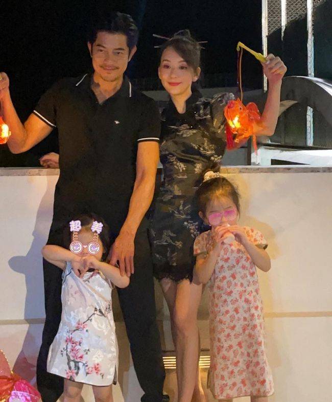 名媛 方媛保持住了名媛身材，紧身上衣短短小小的，配运动裤挺减龄的