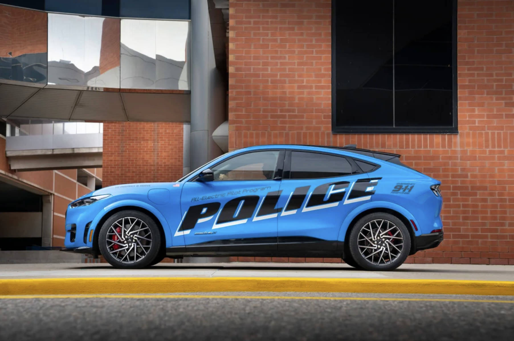 mustang mach e是一款中级轿跑suv,全长4724mm,全宽1880mm,全高1600mm