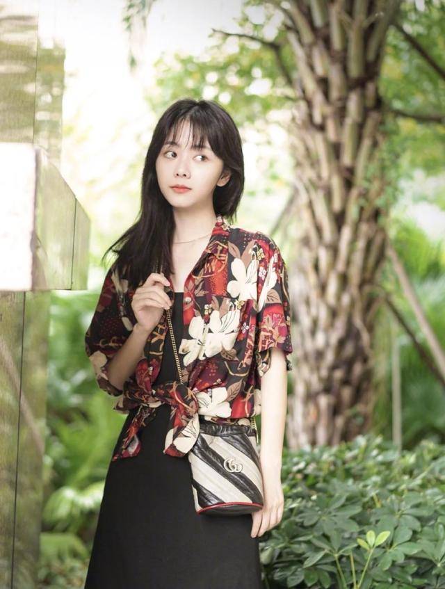 颜色 谭松韵放飞自我，穿吊带裙无视“小短腿”，减龄显嫩气质好