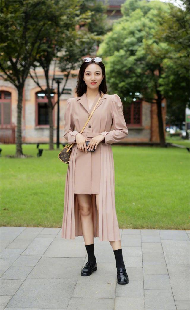 身材 158女生穿长风衣时，谨记这3个“穿衣法则”，显高没你想的那么难