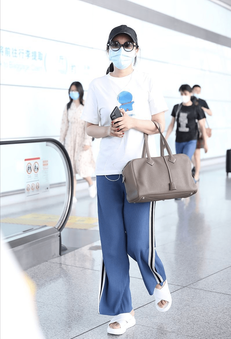 闫妮 闫妮带火校服裤新穿法，“上面主妇，下面学生”，看着还挺减龄的