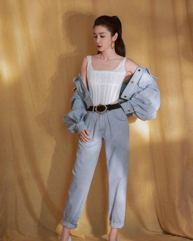 李冰冰 李冰冰48岁容颜不改！穿白色背心配牛仔外套潇洒不羁，个性洋气