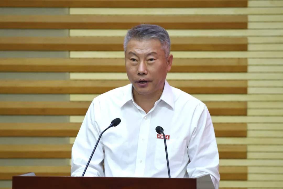 随后,李俊杰宣读《关于成立经济与金融学院的通知》.