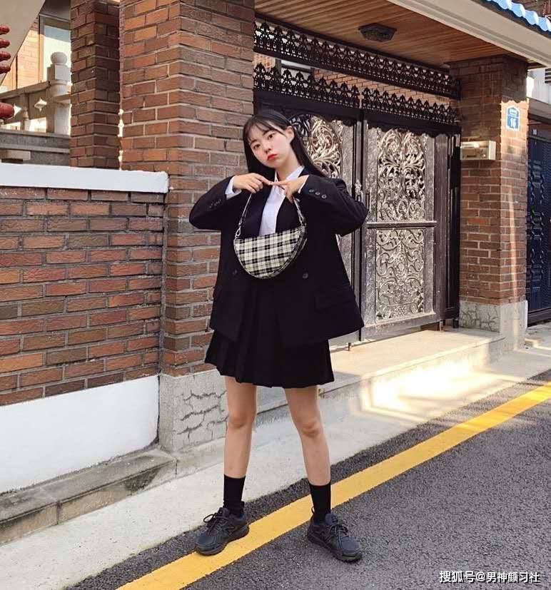 格裙 小仙女们国庆节穿成这样就敢出游啦？“壁咚装”你们懂吗？