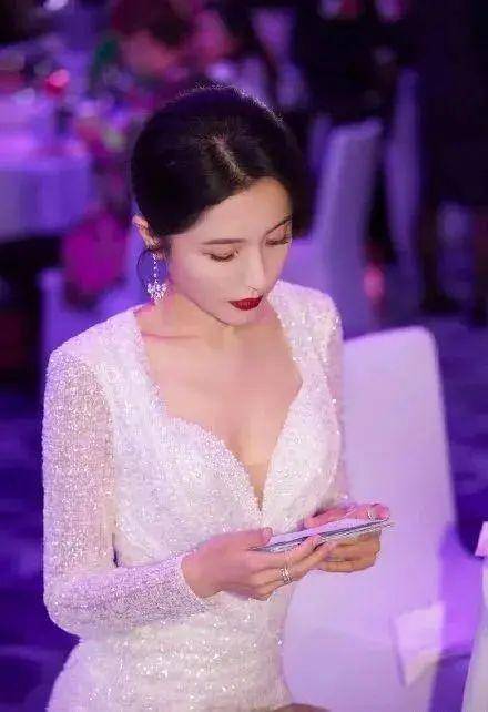 仙境 仙境夜：董洁妖娆抹胸，徐璐蛮腰深V，曾黎长腿热裤惊艳全场！