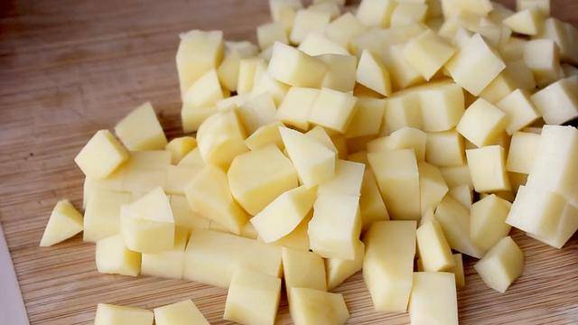 做法|土豆家常做法，用来招待客人，比红烧肉还受欢迎，太香了