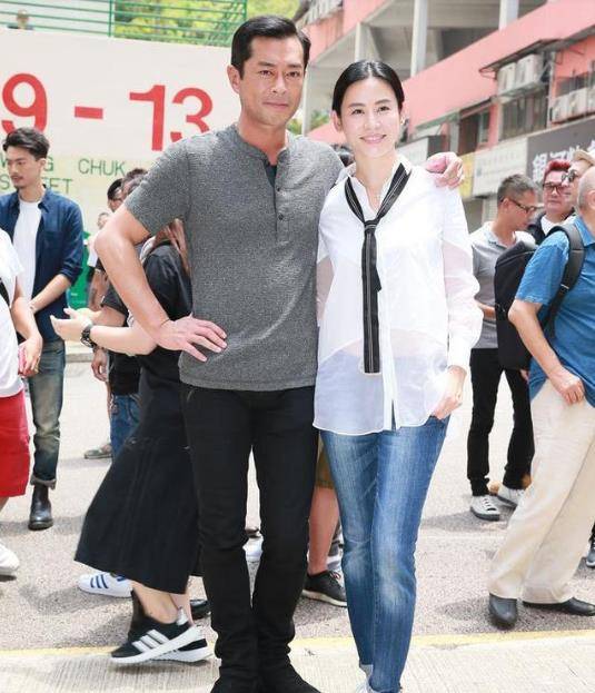 设计 宣萱穿衬衫配牛仔裤现身，完全看不出50+，和古天乐再合作真般配