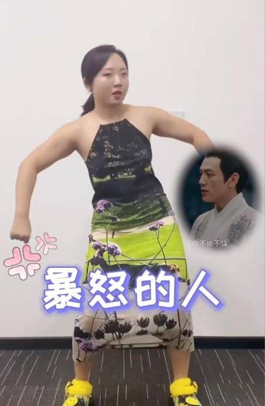 身材 辣目洋子无视微胖身材，穿紧身裙晒自拍照，肉都有点“溢出来”了