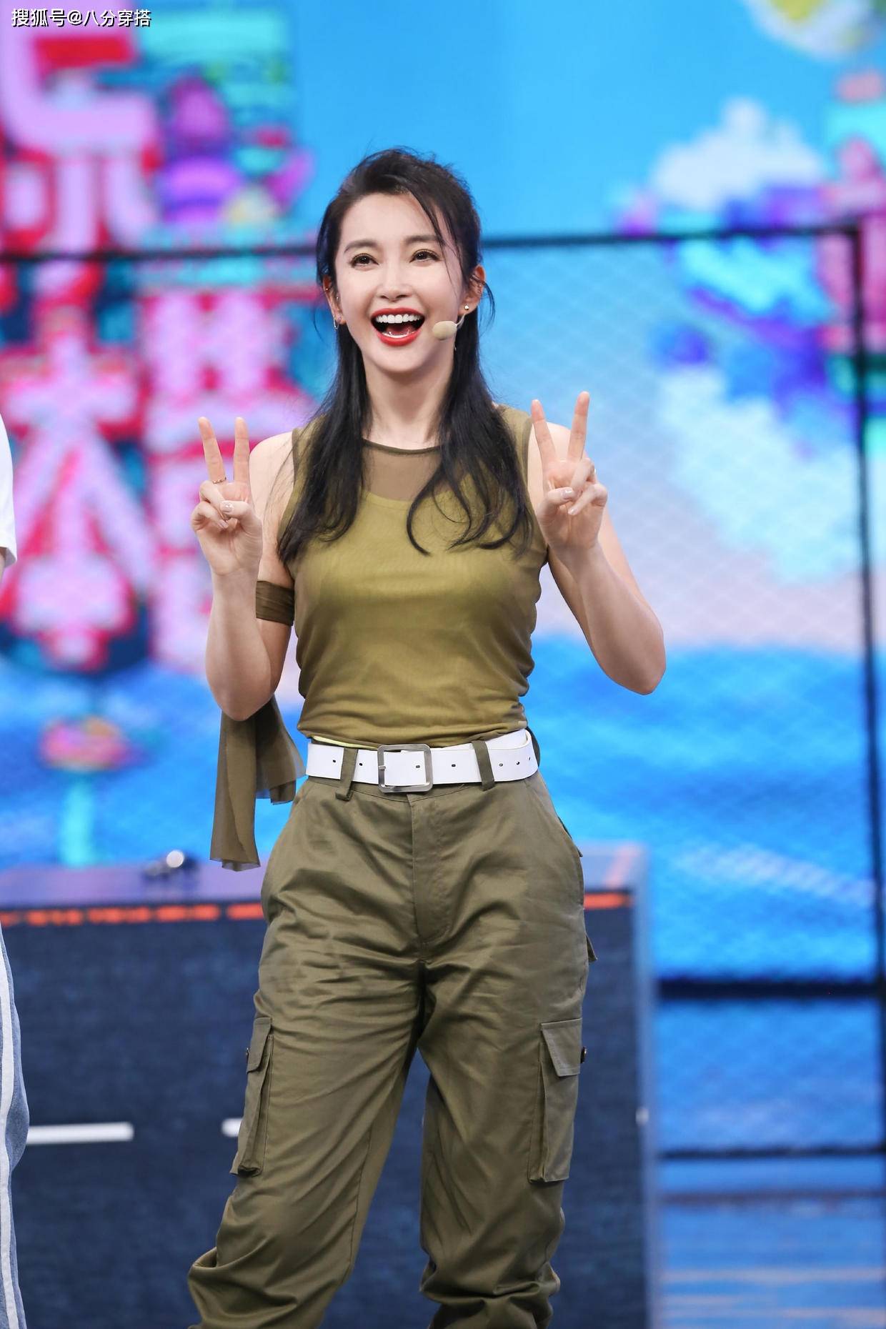 黑色 李冰冰真会穿!黑色修身长裙秀“蚂蚁腰”,48岁依旧“风华绝代”