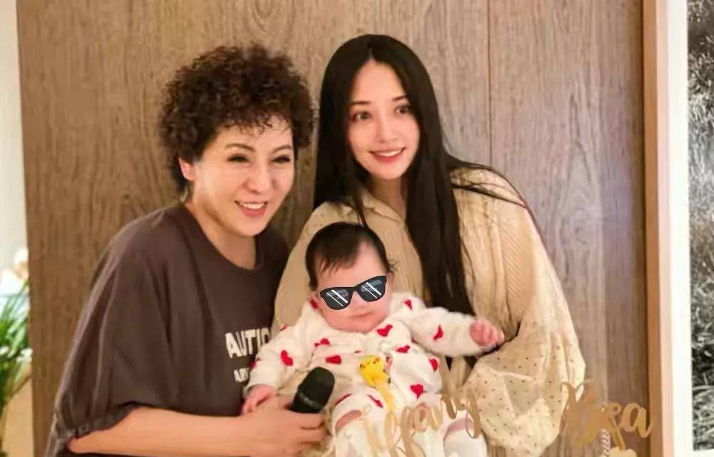 女神向佐庆生高调晒全家福！与伊能静亲密合影，女儿正脸似郭碧婷翻版