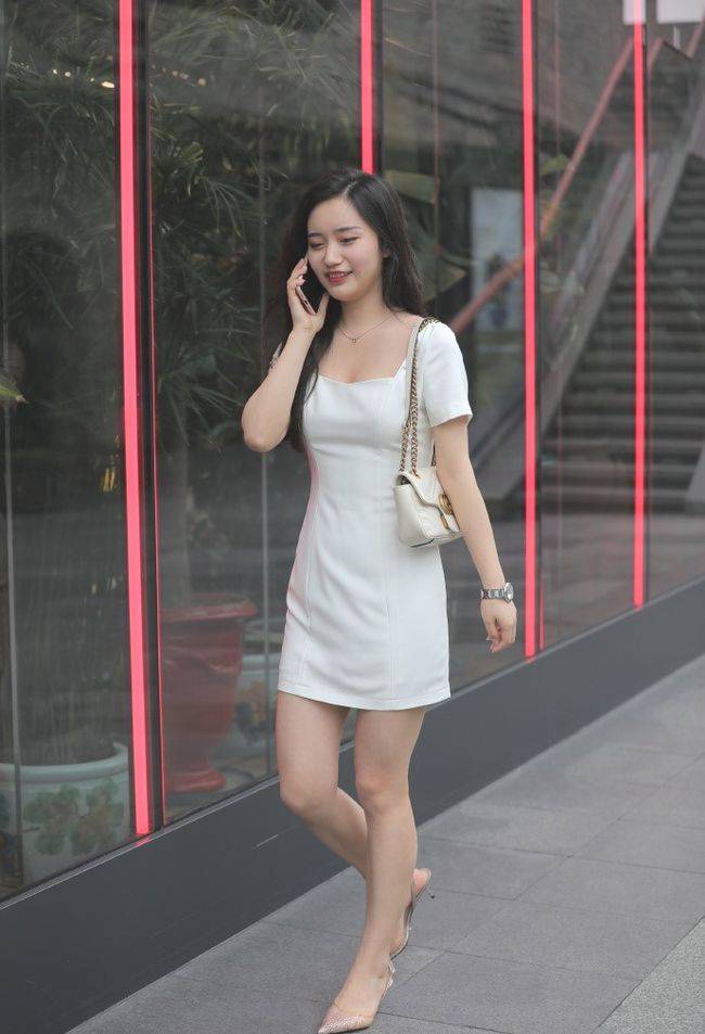 白色小短裙真的是太漂亮了,既可以修饰大长腿,又展现优雅气质