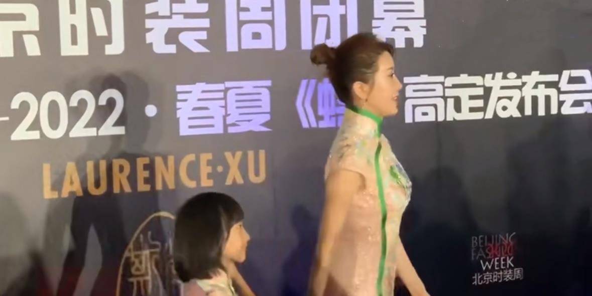 东方 金巧巧罕见携女走红毯，46岁穿旗袍美出东方韵味，女儿单眼皮像爸