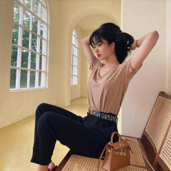 黑色 高圆圆低调打扮依然惊艳,穿白T恤配萝卜裤现身,吸引旁人侧目