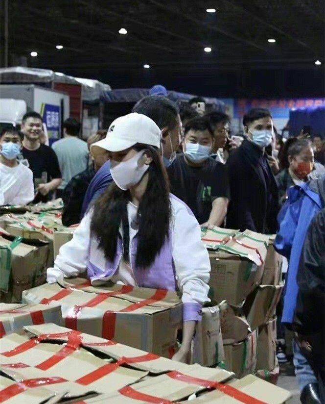 显得杨颖录综艺被拍，站人群中普通不起眼，真实身材是假胯宽五五身！