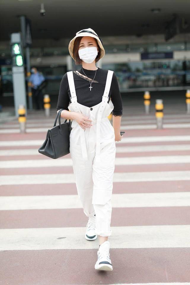 设计 张歆艺穿毛衣减龄,搭配阔腿裤仍能看出好身材,短发气质挺足的