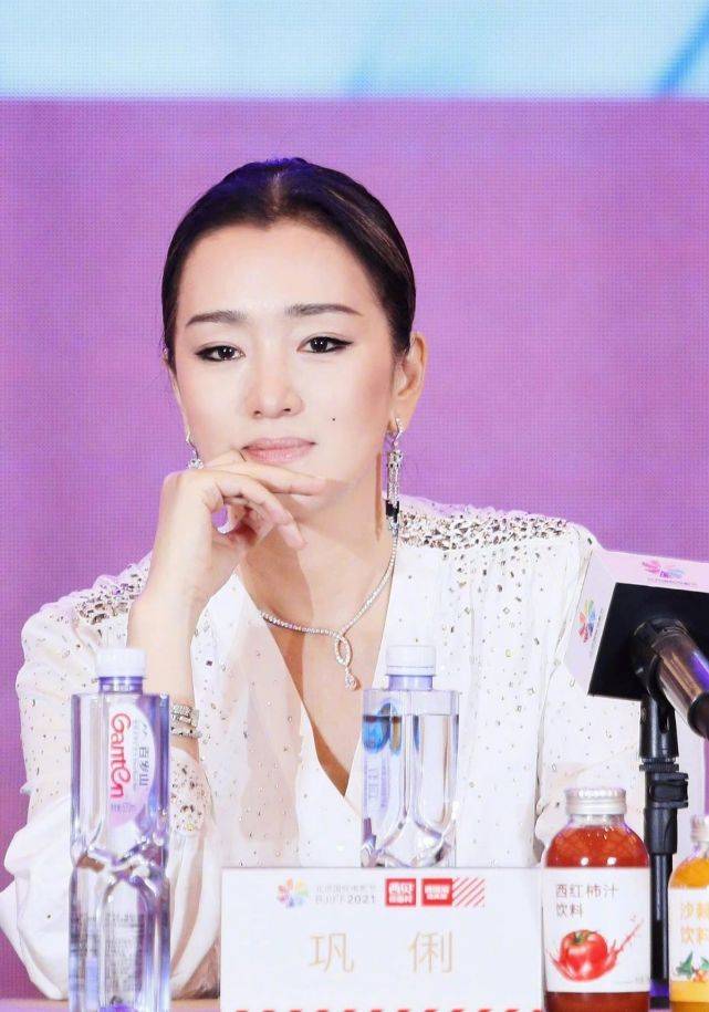 黑色 55岁巩俐再现戛纳封神造型!穿白衬衣亮相电影节,28年后更美了