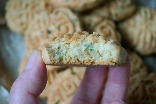 葱花|鲜香美味的葱油桃酥,酥掉渣,味道更丰富,年前零食学起来