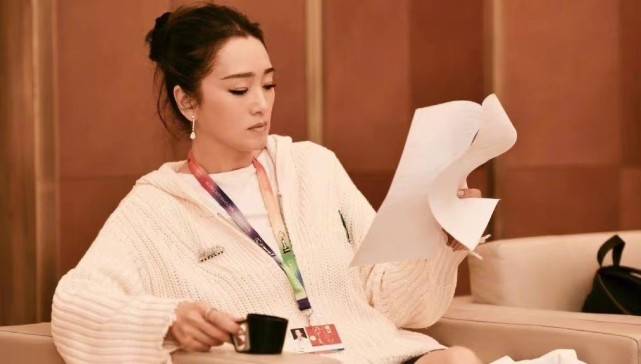 黑色 55岁巩俐再现戛纳封神造型!穿白衬衣亮相电影节,28年后更美了