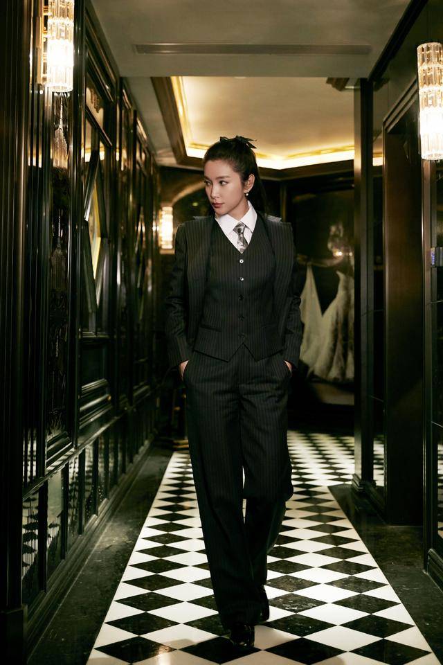 李冰冰 李冰冰48岁容颜不改！穿白色背心配牛仔外套潇洒不羁，个性洋气