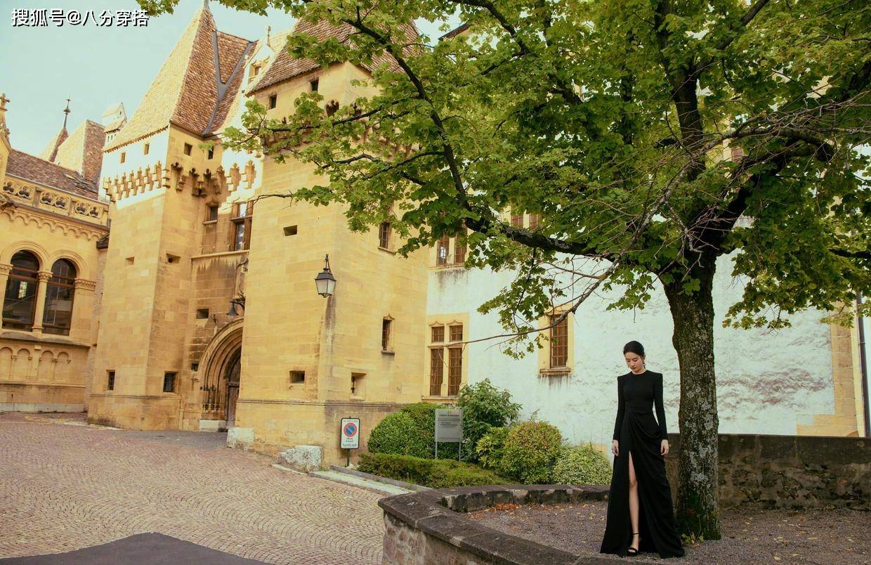 带着 “神仙姐姐”刘亦菲的气质无敌了，蓝色抹胸礼服高雅精致，超美的