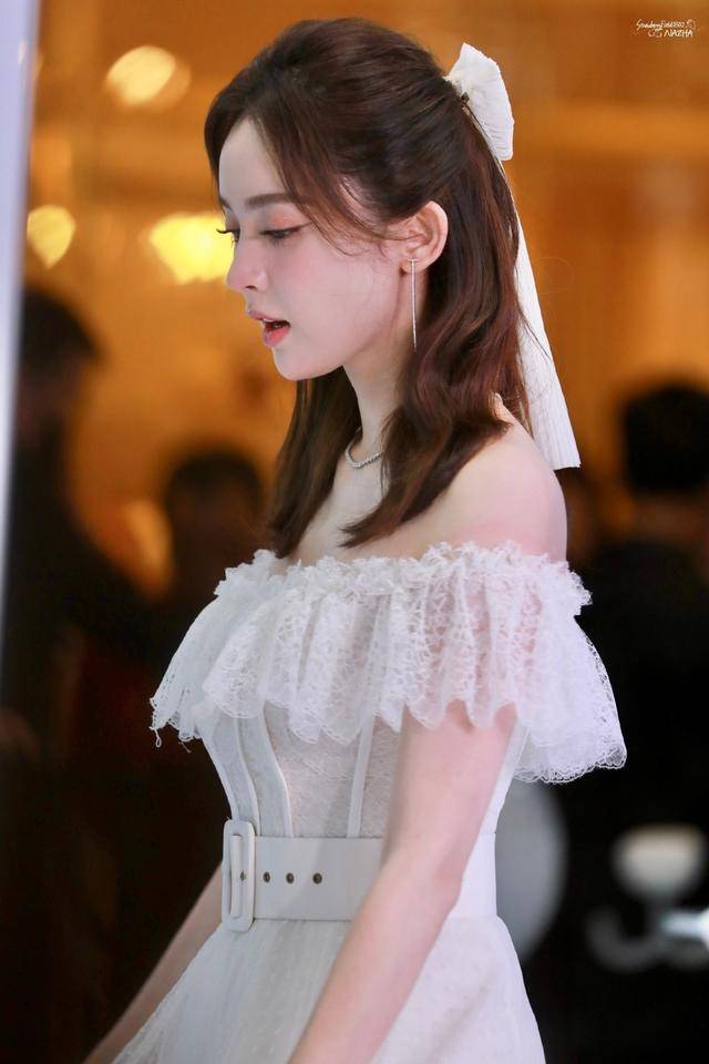 发型 真正有气质的女人，会将穿搭与发型融合起来，看看赵丽颖、关晓彤