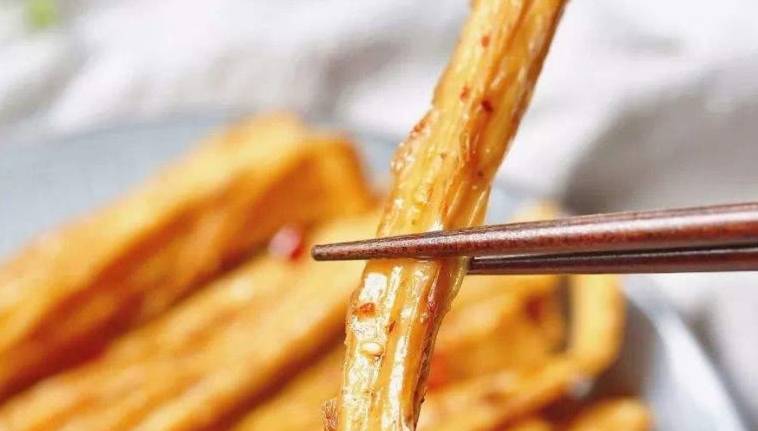 因为|女生嘴巴总是“臭烘烘”？多半因为爱吃4种“零食”，难怪没人追